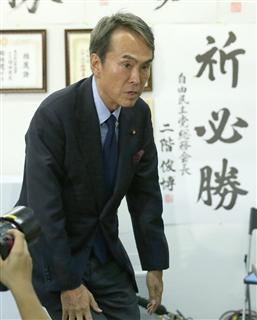 増田寛也氏の選挙事務所に姿を現した自民党都連会長の石原伸晃氏＝７月３１日午後、東京都千代田区（古厩正樹撮影）