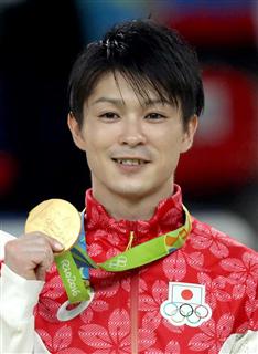 体操男子個人総合決勝金メダルを手に笑顔を見せる内村航平＝１０日、リオ五輪アリーナ（撮影・大橋純人）