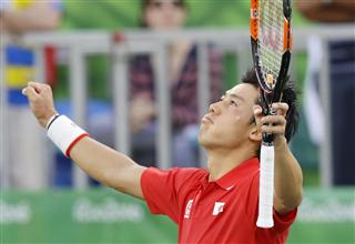 男子シングルス３位決定戦でナダルに勝利、銅メダルを獲得しガッツポーズの錦織圭＝リオデジャネイロ（共同）