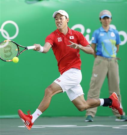 男子シングルス３位決定戦ナダルと対戦する錦織圭＝リオデジャネイロ（共同）