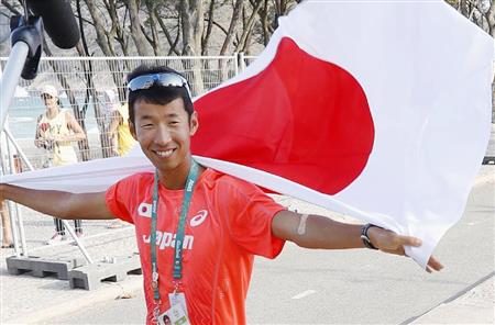 男子５０キロ競歩で失格が取り消され銅メダル獲得が決まり、日の丸をまとう荒井広宙＝リオデジャネイロ（共同）