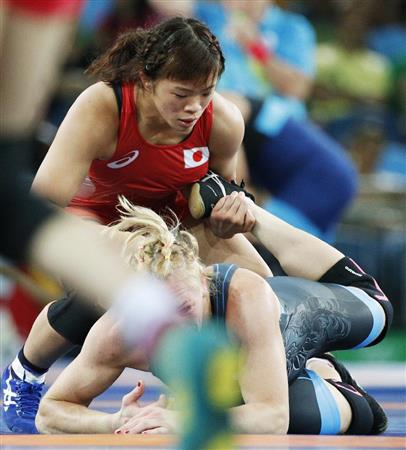 女子６３キロ級２回戦ポーランド選手（下）を攻める川井梨紗子＝リオデジャネイロ（共同）