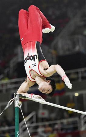 男子個人総合決勝内村航平の鉄棒＝リオデジャネイロ（共同）