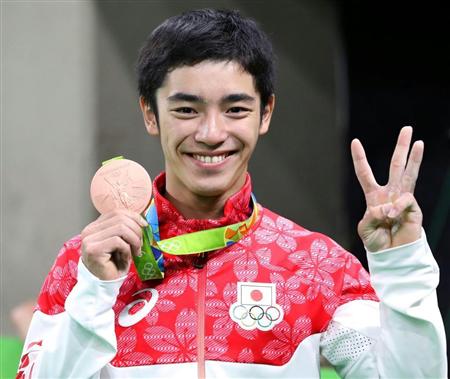 体操男子種目別の跳馬決勝で新技を決め、銅メダルを獲得した白井健三＝１５日、リオデジャネイロ（桐山弘太撮影）