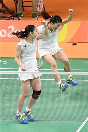 バドミントン女子ダブルス決勝で勝った高橋礼華・松友美佐紀ペア＝１８日、リオ中央体育館（撮影・甘利慈）