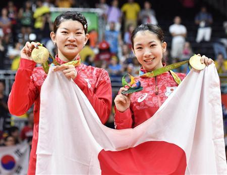 女子ダブルスで優勝し、笑顔で金メダルを手にする高橋礼華（左）と松友美佐紀＝リオデジャネイロ（共同）