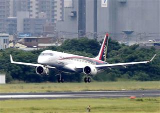 ２８日、愛知県営名古屋空港に引き返し、着陸するＭＲＪの試験１号機