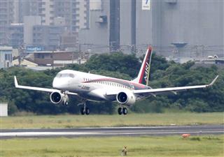 愛知県営名古屋空港に引き返し、着陸するＭＲＪの試験１号機＝８月２８日