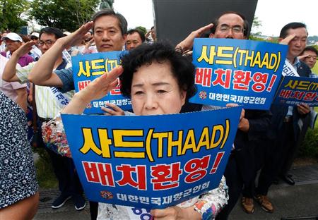 米軍の高高度防衛ミサイル（ＴＨＡＡＤ）の韓国配備に抗議するソウル市民。中国からの観光客が遠のくとの懸念が広がっている（ＡＰ）