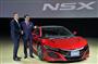 ホンダがスポーツ車新型「ＮＳＸ」を発表会で握手する八郷隆弘社長（右）とＨｏｎｄａＲ＆ＤＡｍｅｒｉｃａｓのテッド・クラウス（ＮＳＸ開発責任者）＝２５日午前、東京都江東区（寺河内美奈撮影）