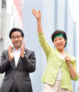 街頭演説する小池百合子氏と若狭勝氏＝７月２３日、東京都中央区（宮崎瑞穂撮影）