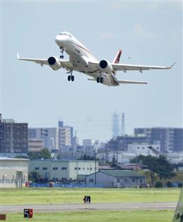 愛知県営名古屋空港を離陸するＭＲＪの試験１号機＝９日午後