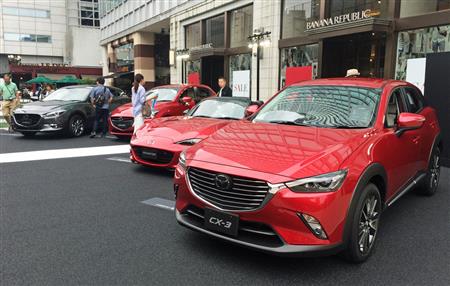 ソウルレッドに塗られた（手前から）ＣＸ－３、ロードスター、デミオと、新色マシーングレーで塗装されたアクセラ