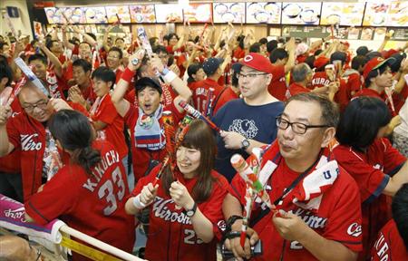 東京ドームの立ち見席で盛り上がる広島ファン＝１０日