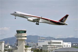 愛知県営名古屋空港を離陸するＭＲＪの試験４号機＝２５日午前