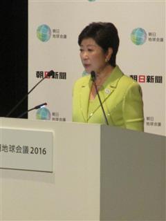 五輪に向け、東京を環境先進都市にすると述べた小池百合子都知事＝２日、東京都千代田区