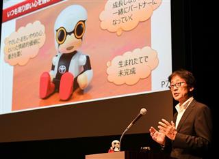 小型ロボット「キロボミニ」について説明するトヨタ自動車の吉田守孝専務役員