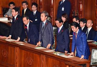 衆院本会議で、平成２８年度第２次補正予算案が与党などの賛成多数で可決され、一礼する安倍晋三首相（右）ら閣僚＝４日午後、国会（斎藤良雄撮影）