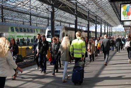 仕事を終えて帰宅する人などで混み合うヘルシンキ中央駅＝６月（共同）