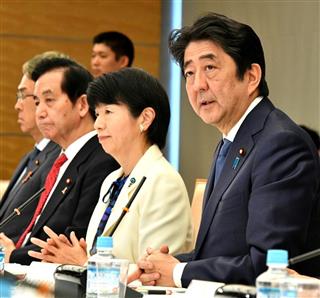 規制改革推進会議に臨む安倍晋三首相（右）＝７日午後、首相官邸