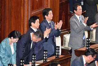 衆院本会議でＴＰＰ承認案が可決され、拍手する安倍晋三首相（右から２人目）ら閣僚＝１０日午後、国会（斎藤良雄撮影）