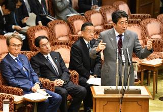 参院ＴＰＰ特別委員会で答弁する安倍晋三首相＝１４日午前、国会・参院第１委員会室（斎藤良雄撮影）