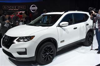 日産自動車がロサンゼルス自動車ショーで発表したＳＵＶ「ローグ」の北米市場向け特別仕様車＝１６日（共同）