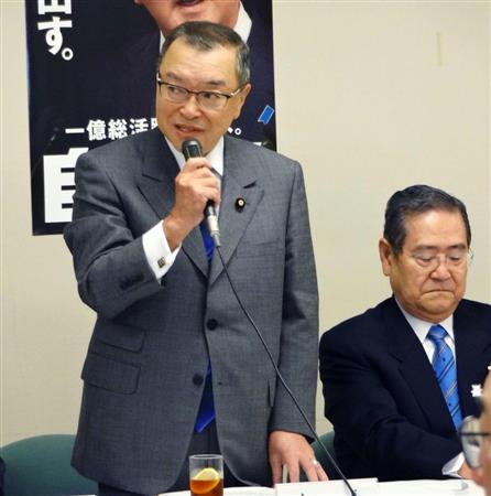 自民党税制調査会の幹部会合であいさつする宮沢洋一税調会長＝２４日午前、東京・永田町の党本部