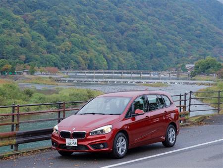 秋を迎え、色づき始めた嵐山の木々と名所「渡月橋」を背景に。ＢＭＷ・２１８ｄグランツアラー