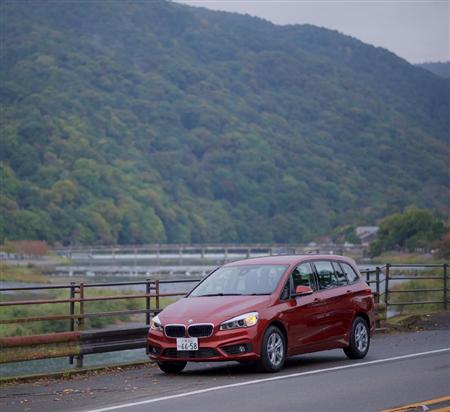 秋を迎え、色づき始めた嵐山の木々と名所「渡月橋」を背景に。ＢＭＷ・２１８ｄグランツアラー