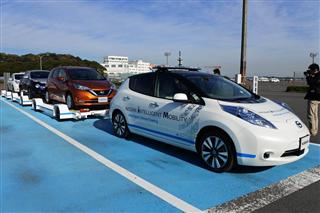 日産自動車が追浜工場内で試験運用する無人牽引車システム＝５日、神奈川県横須賀市（会田聡撮影）