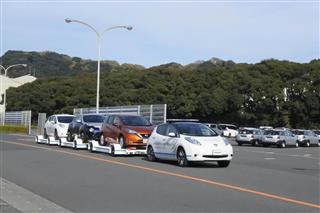 日産自動車が追浜工場内で試験運用する無人牽引車システム＝５日、神奈川県横須賀市