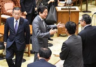 参院ＴＰＰ特別委員会を終え、あいさつする安倍晋三首相（中央）と山本有二農水相（左）＝８日午後、国会・参院第１委員会室（斎藤良雄撮影）