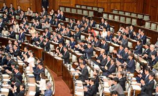 参院本会議で、ＴＰＰの承認案と関連法案が成立し拍手する議員＝９日午後、国会（斎藤良雄撮影）