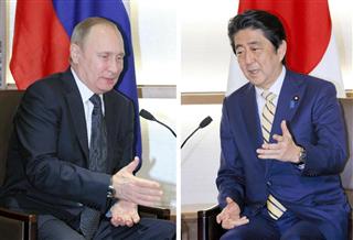 会談するロシアのプーチン大統領（左）と安倍首相＝１５日午後、山口県長門市（代表撮影）