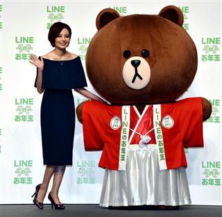 記者会見では、ＬＩＮＥのテレビＣＭでナレーターを務めるタレントのベッキーさんが「お年玉くじ付きスタンプ」をアピールした＝１５日