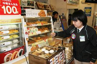 コンビニの店頭＝２０１６年８月２４日、東京都豊島区のファミリーマート（永田岳彦撮影）