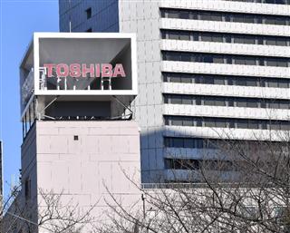 東芝本社が入るビル近くに掲げられた東芝のマーク＝東京・芝浦（撮影・斎藤浩一）