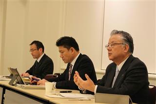 記者会見を行う電機連合中央執行委員長の野中孝泰氏（右）＝２６日