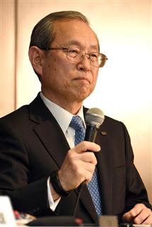 記者会見する東芝の綱川智社長＝２７日午後、東京・芝浦の東芝本社（酒巻俊介撮影）