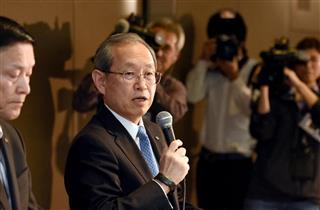 記者会見する東芝の綱川智社長。左は成毛康雄副社長＝２７日午後、東京・芝浦の東芝本社（酒巻俊介撮影）