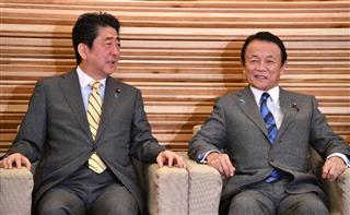 閣議に臨む安倍晋三首相（左）と麻生太郎副総理兼財務相＝７日午前、首相官邸（斎藤良雄撮影）