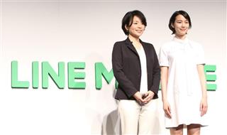 ラインモバイルの記者発表会で、嘉戸彩乃社長（左）と並んだ女優ののんさん＝１４日、東京都千代田区（荻窪佳撮影）