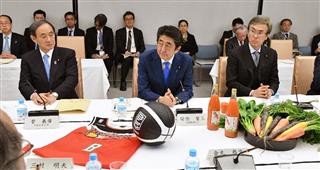 未来投資会議に臨む（左から）菅義偉官房長官、安倍晋三首相、石原伸晃経済再生担当相＝２４日午後、首相官邸（斎藤良雄撮影）