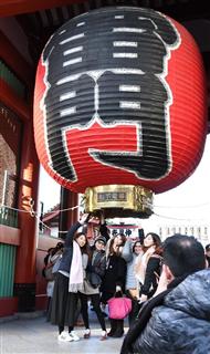 雷門の前で記念撮影する外国人観光客ら＝１７日、東京都台東区（寺河内美奈撮影）