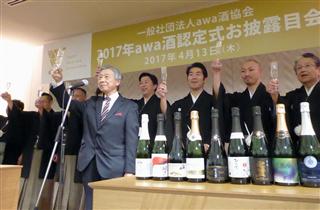 スパークリング日本酒の認証式で乾杯する各蔵元の関係者＝１３日午後、東京都港区