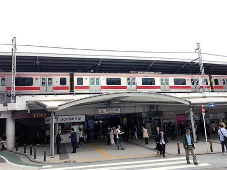 自由が丘駅に停車する東急の車両