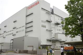 東芝の半導体工場＝１５日、三重県四日市市