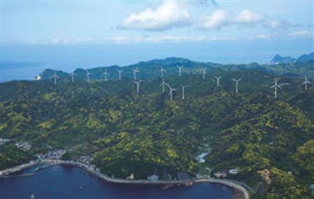 大自然豊かな南伊豆の航空写真。西からの季節風が強く風力発電が行われている。（時事通信フォト＝写真）