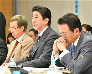 未来投資会議に臨む（左から）石原伸晃経済再生担当相、安倍晋三首相、麻生太郎財務相＝３０日午後、首相官邸